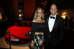 Amsterdam 7 december 2017
Luxury fair in de RAI. Jeroen Kreeft met zijn vrouw voor zijn porsche GT