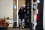 Maarssen 9 december 2017
Berend Boudewijn haalt zijn partrnber Martine Bijl op bij schoonheidssalon.