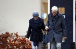 Maarssen 9 december 2017
Berend Boudewijn haalt zijn partrnber Martine Bijl op bij schoonheidssalon.
