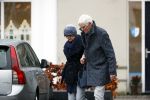 Maarssen 9 december 2017
Berend Boudewijn haalt zijn partrnber Martine Bijl op bij schoonheidssalon.