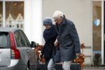 Maarssen 9 december 2017
Berend Boudewijn haalt zijn partrnber Martine Bijl op bij schoonheidssalon.