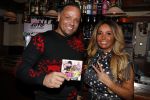 Den Bosch 24 november 2017
Uitreiking cd Michael v d Plas en Bianca. Dj Jean reikt hem uit.