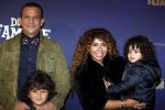 Amsterdam 3 december 2017
Premiere Familie Slim in Tuschinski.
Najib Amhali met zijn vrouw Niama en hun kinderen