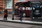 Amsterdam 18 november 2017 
Remco Campert met zijn vrouw wachtend op de tram