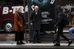 Amsterdam 18 november 2017 
Remco Campert met zijn vrouw wachtend op de tram
