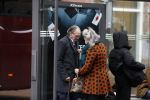 Amsterdam 18 november 2017 
Remco Campert met zijn vrouw wachtend op de tram