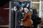 Amsterdam 18 november 2017 
Remco Campert met zijn vrouw wachtend op de tram