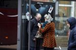 Amsterdam 18 november 2017 
Remco Campert met zijn vrouw wachtend op de tram