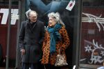 Amsterdam 18 november 2017 
Remco Campert met zijn vrouw wachtend op de tram