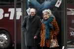 Amsterdam 18 november 2017 
Remco Campert met zijn vrouw wachtend op de tram