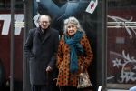 Amsterdam 18 november 2017 
Remco Campert met zijn vrouw wachtend op de tram