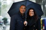 Amsterdam 15 november 2017
Ruud Gullit met zijn vriendin Karin de Rooy onder de paraplu in Amsterdam zuid
