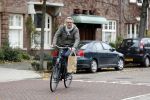 Amsterdam 22 november 2017 
Ursul de Geer fietsend op straat