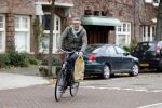 Amsterdam 22 november 2017 
Ursul de Geer fietsend op straat