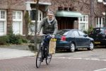 Amsterdam 22 november 2017 
Ursul de Geer fietsend op straat
