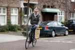 Amsterdam 22 november 2017 
Ursul de Geer fietsend op straat