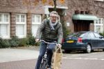 Amsterdam 22 november 2017 
Ursul de Geer fietsend op straat