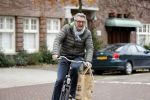 Amsterdam 22 november 2017 
Ursul de Geer fietsend op straat