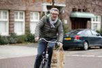 Amsterdam 22 november 2017 
Ursul de Geer fietsend op straat