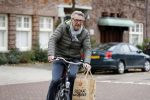 Amsterdam 22 november 2017 
Ursul de Geer fietsend op straat