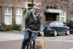 Amsterdam 22 november 2017 
Ursul de Geer fietsend op straat