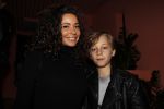 Amsterdam 14 november 2017
Presentatie Linda Man met Linda de Mol en Johnny de Mol in de bijlmerbajes. fajah Lourens met zoon