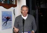 Puttershoek 8 december 2018
Presentatie boek Kees Verkerk. Ard Schenk en zijn vrouw krijgen allebei het eerste boek overhandigd.