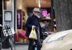 Amsterdam 27 november 2018
Cor Boonstra doet boodschappen in Amsterdam zuid.