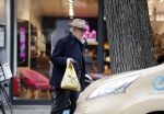 Amsterdam 27 november 2018
Cor Boonstra doet boodschappen in Amsterdam zuid.