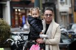 Amsterdam, 16 November 2018 
Djarno Hofland met zijn dochtertje op de PC Hooftstraat