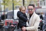 Amsterdam, 16 November 2018 
Djarno Hofland met zijn dochtertje op de PC Hooftstraat