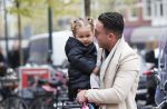 Amsterdam, 16 November 2018 
Djarno Hofland met zijn dochtertje op de PC Hooftstraat