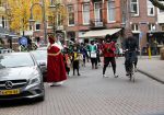 Amsterdam 1 december 2018
Frank Rijkaard komt Sinterklaas en zwarte piet tegen terwijl hij door de Cornelis schuytstraat fietst.