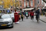 Amsterdam 1 december 2018
Frank Rijkaard komt Sinterklaas en zwarte piet tegen terwijl hij door de Cornelis schuytstraat fietst.