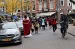 Amsterdam 1 december 2018
Frank Rijkaard komt Sinterklaas en zwarte piet tegen terwijl hij door de Cornelis schuytstraat fietst.