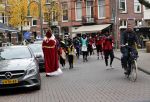 Amsterdam 1 december 2018
Frank Rijkaard komt Sinterklaas en zwarte piet tegen terwijl hij door de Cornelis schuytstraat fietst.