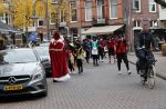 Amsterdam 1 december 2018
Frank Rijkaard komt Sinterklaas en zwarte piet tegen terwijl hij door de Cornelis schuytstraat fietst.