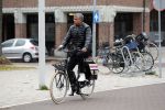 Amsterdam, 16 November 2018 
Djarno Hofland met zijn dochtertje op de PC HooftstraatFrank Rijkaard op zijn E-bike op de PC Hooftstraat