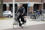 Amsterdam, 16 November 2018 
Djarno Hofland met zijn dochtertje op de PC HooftstraatFrank Rijkaard op zijn E-bike op de PC Hooftstraat