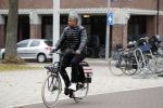 Amsterdam, 16 November 2018 
Djarno Hofland met zijn dochtertje op de PC HooftstraatFrank Rijkaard op zijn E-bike op de PC Hooftstraat