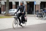 Amsterdam, 16 November 2018 
Djarno Hofland met zijn dochtertje op de PC HooftstraatFrank Rijkaard op zijn E-bike op de PC Hooftstraat