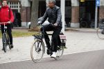 Amsterdam, 16 November 2018 
Djarno Hofland met zijn dochtertje op de PC HooftstraatFrank Rijkaard op zijn E-bike op de PC Hooftstraat