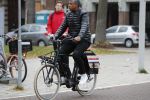 Amsterdam, 16 November 2018 
Djarno Hofland met zijn dochtertje op de PC HooftstraatFrank Rijkaard op zijn E-bike op de PC Hooftstraat