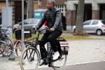 Amsterdam, 16 November 2018 
Djarno Hofland met zijn dochtertje op de PC HooftstraatFrank Rijkaard op zijn E-bike op de PC Hooftstraat