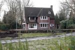 Tilburg 1 december 2018
Guus Meeuwis heeft een nieuw huis gekocht in Tilburg . Het huis ernaast staat ook leeg en het werkverkeer gaat via die oprit naar het huis van Guus. Huis moet volledig opgeknapt worden.