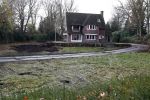 Tilburg 1 december 2018
Guus Meeuwis heeft een nieuw huis gekocht in Tilburg . Het huis ernaast staat ook leeg en het werkverkeer gaat via die oprit naar het huis van Guus. Huis moet volledig opgeknapt worden.