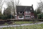Tilburg 1 december 2018
Guus Meeuwis heeft een nieuw huis gekocht in Tilburg . Het huis ernaast staat ook leeg en het werkverkeer gaat via die oprit naar het huis van Guus. Huis moet volledig opgeknapt worden.