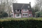 Tilburg 1 december 2018
Guus Meeuwis heeft een nieuw huis gekocht in Tilburg . Het huis ernaast staat ook leeg en het werkverkeer gaat via die oprit naar het huis van Guus. Huis moet volledig opgeknapt worden.