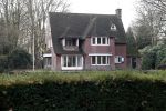 Tilburg 1 december 2018
Guus Meeuwis heeft een nieuw huis gekocht in Tilburg . Het huis ernaast staat ook leeg en het werkverkeer gaat via die oprit naar het huis van Guus. Huis moet volledig opgeknapt worden.