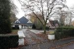 Tilburg 1 december 2018
Guus Meeuwis heeft een nieuw huis gekocht in Tilburg . Het huis ernaast staat ook leeg en het werkverkeer gaat via die oprit naar het huis van Guus. Huis moet volledig opgeknapt worden.